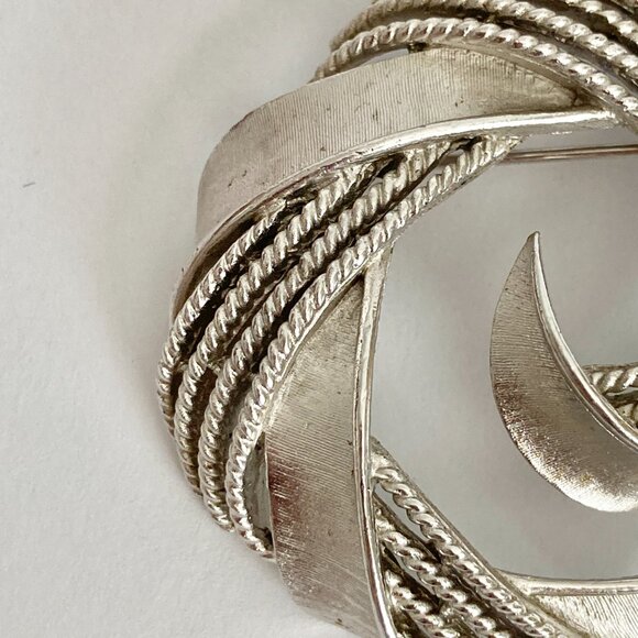Vintage Crown Trifari Swirl Cable Circle Pin Brooch Silver Tone MCM Textured - Picture 5 of 12